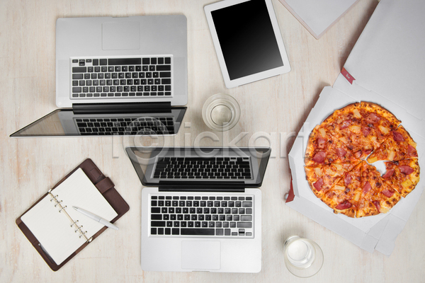 사람없음 JPG 포토 하이앵글 해외이미지 나무배경 노트북 다이어리 물컵 실내 인스턴트 태블릿 패스트푸드 피자