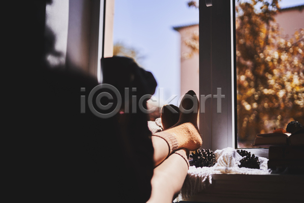 여유 휴식 신체부위 JPG 실루엣 포토 해외이미지 가을(계절) 다리꼬기 발 실내 주간 창가 창문