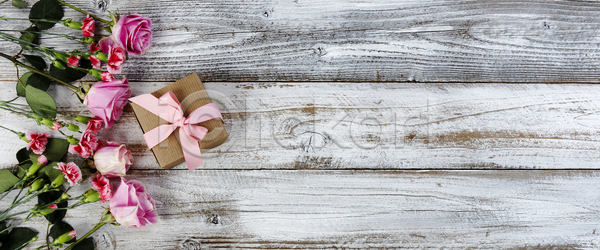 감사 사랑 행복 사람없음 JPG 포토 해외이미지 기념 기념일 꽃 꽃무늬 널 목재 발렌타인데이 백그라운드 봄 분홍색 상자 선물 선물상자 수확 시골 식물 어머니의날 엄마 이벤트 자연 장미 장식 진짜 카네이션 카피스페이스 해외포토 휴가 흰색