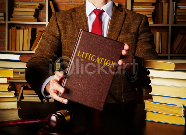 법 남자 성인 성인남자한명만 한명 JPG 포토 해외이미지 들기 법률가 변호사 보여주기 상반신 실내 정장 책 책더미