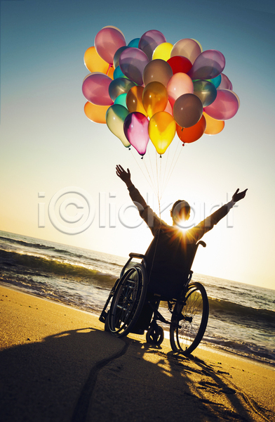 성인 성인여자한명만 여자 한명 JPG 뒷모습 실루엣 포토 해외이미지 그림자 만세 앉기 장애인 전신 풍선 해변 햇빛 휠체어