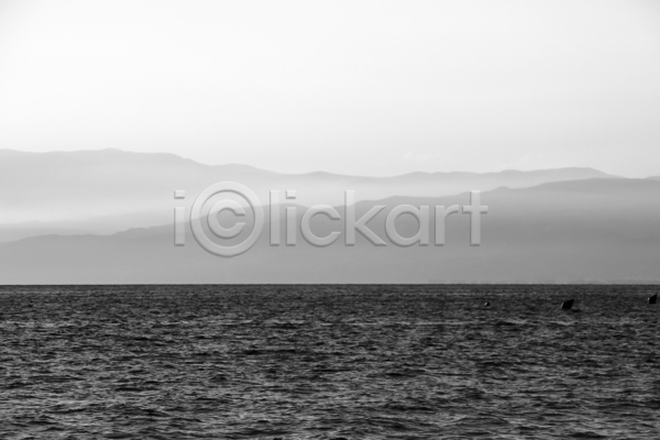 사람없음 JPG 포토 해외이미지 흑백 바다 산 수평선 야외 주간 풍경(경치)