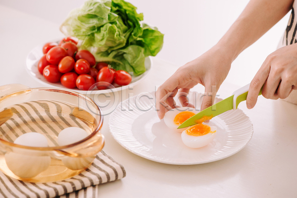 신체부위 JPG 포토 해외이미지 방울토마토 삶은계란 손 식탁보 실내 요리 자르기 잡기 접시 채소 칼