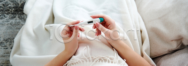 결과 고통 추위 백인 사람 사람없음 성인 여자 JPG 포토 해외이미지 감염 거짓말 건강 담요 돌봄 두통 디지털 문제 바이러스 소파 손 실내 약 열 온도 온도계 응시 잡기 장비 전염병 주택 질병 체온계 측정 침대 해로움 해외포토