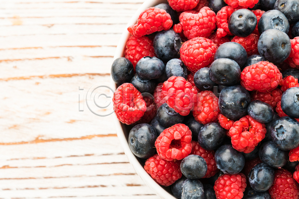 신선 사람없음 JPG 포토 해외이미지 건강 과일 다이어트 디저트 백그라운드 블루베리 빨간색 산딸기 섞기 숙성 여름(계절) 열매 유기농 음식 자연 파란색 흰색