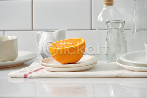 사람없음 JPG 포토 해외이미지 슬라이스 식탁보 실내 오렌지 유리병 접시 찻주전자