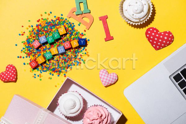 즐거움 축하 사람없음 JPG 포토 하이앵글 해외이미지 노란배경 노트북 생일 생일축하 선물상자 실내 영어 컵케이크 파티 하트
