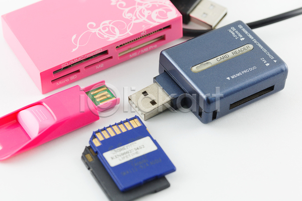 사람없음 JPG 포토 해외이미지 USB 고립 디지털 램 리더 막대기 백그라운드 보안 빨간색 상점 수납 신용카드 안전 연결 열쇠 운전 장비 전기에너지 정보 컴퓨터 플라스틱 플러그 흰색