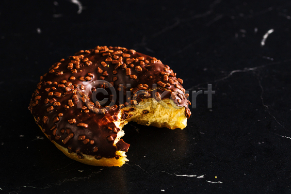 사람없음 JPG 포토 해외이미지 도넛 디저트 실내 이빨자국 초코맛 초콜릿