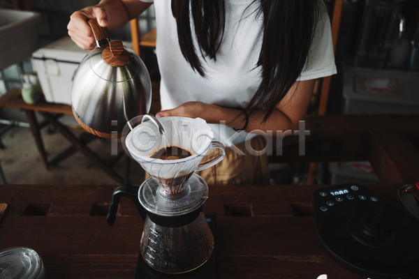 성인 성인여자한명만 여자 한명 JPG 앞모습 포토 해외이미지 드립커피 들기 바리스타 붓기 상반신 실내 주전자 카페 커피 핸드드립