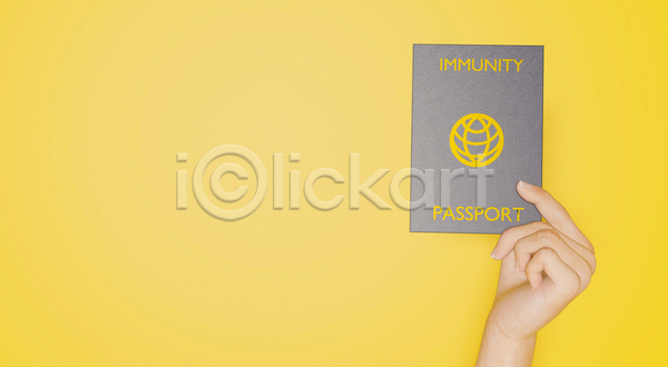 신체부위 3D JPG 디지털합성 포토 해외이미지 노란배경 들기 손 여권 오브젝트 카피스페이스
