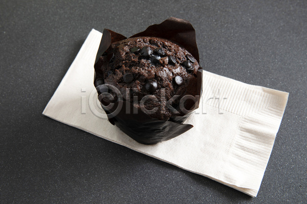 달콤 사람없음 JPG 포토 해외이미지 냅킨 디저트 머핀 초콜릿 초콜릿머핀 컵케이크 회색배경