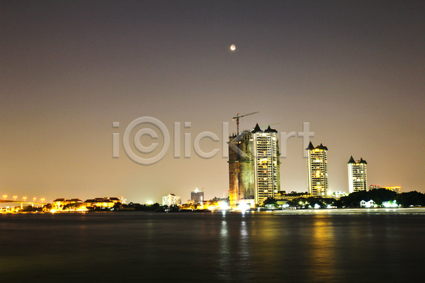 사람없음 JPG 포토 해외이미지 강 건물 달 도시 도시풍경 야간 야경 야외 타워크레인 태국 항구