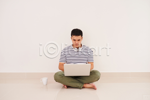 남자 동양인 성인 성인남자한명만 한명 JPG 앞모습 포토 해외이미지 가부좌 노트북 앉기 전신 컴퓨터 컵 타이핑 헤드폰