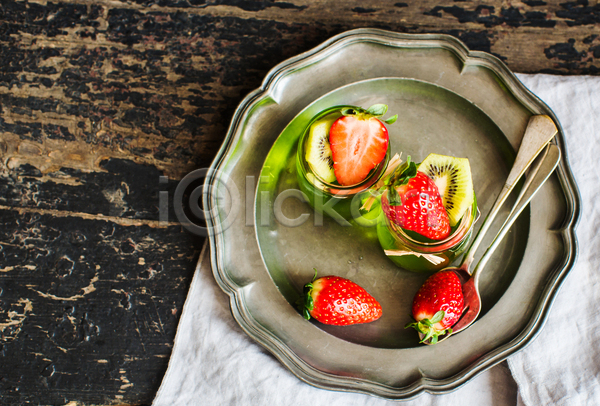 사람없음 JPG 포토 해외이미지 과일젤리 과일푸딩 나무배경 딸기 숟가락 실내 유리병 접시 천(직물) 키위