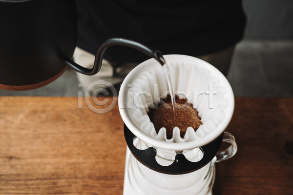 사람없음 JPG 포토 해외이미지 나무탁자 드립커피 물 붓기 실내 주전자 커피 핸드드립