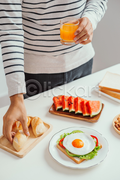 남자 성인 성인남자한명만 한명 JPG 앞모습 포토 해외이미지 들기 빵 상반신 수박 식사 실내 오렌지주스 오픈샌드위치