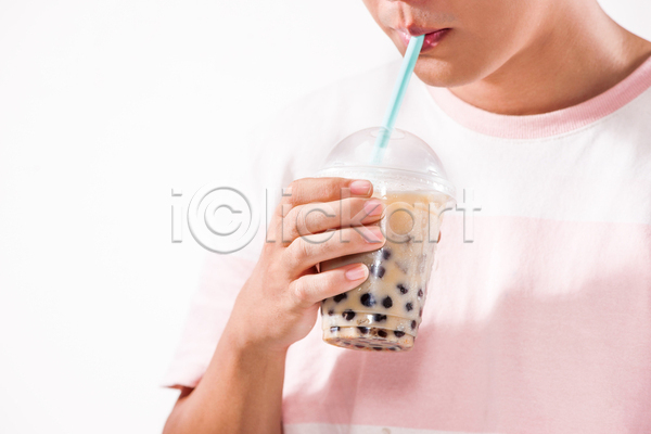 남자 성인 성인남자한명만 한명 JPG 포토 해외이미지 들기 마시기 버블티 빨대 상반신 플라스틱컵 한개