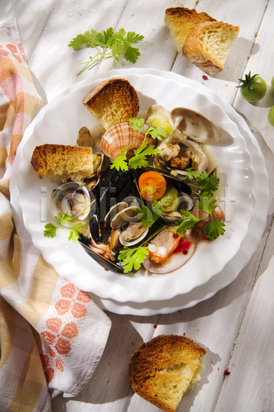 사람없음 JPG 포토 해외이미지 나무배경 바게트 방울토마토 식탁보 실내 접시 조개 해산물수프 홍합