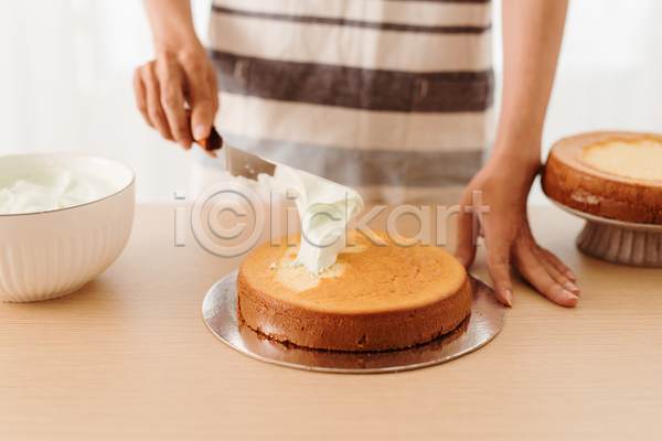 성인 성인여자한명만 여자 한명 JPG 앞모습 포토 해외이미지 그릇 나이프 바르기 상반신 생크림 실내 요리 제빵 케이크 탁자