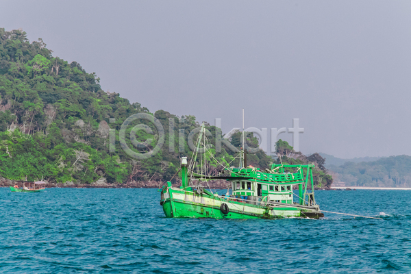 평화 사람없음 JPG 포토 해외이미지 나무 바다 섬 야외 어선 여행 초록색 캄보디아 파라다이스 파란색 햇빛