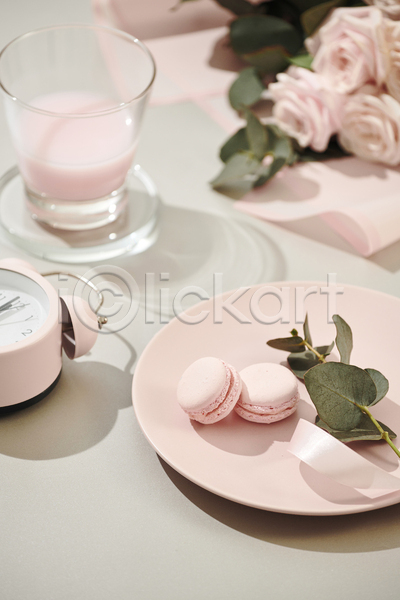 사람없음 JPG 포토 해외이미지 리본 마카롱 실내 잔 장미 접시 주스 컵받침 탁상시계 회색배경
