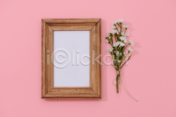 사람없음 JPG 포토 해외이미지 꽃 목업 목재 분홍색배경 실내 액자 액자틀 오브젝트