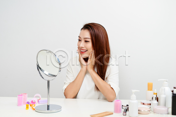 동양인 성인 성인여자한명만 여자 한명 JPG 앞모습 포토 해외이미지 거울 꽃받침 들기 뷰티 상반신 실내 화장 화장용품 화장품