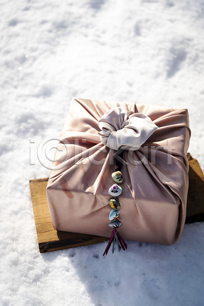 사람없음 JPG 포토 겨울 나무판자 노리개 눈(날씨) 눈덮임 보따리 보자기(천) 새해 설원 야외 오브젝트 전통소품 주간 한국전통