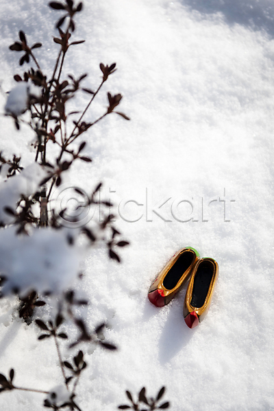 사람없음 JPG 포토 겨울 꽃신 눈(날씨) 눈덮임 미니어처 새해 설원 야외 오브젝트 전통소품 전통신발 주간 한국전통