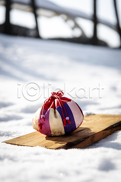 사람없음 JPG 아웃포커스 포토 겨울 나무판자 눈(날씨) 눈덮임 복주머니 새해 설원 야외 오브젝트 전통소품 주간 한국전통