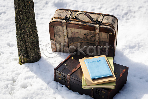 사람없음 JPG 포토 겨울 나무 눈(날씨) 눈덮임 새해 설원 야외 여권 여행 여행가방 여행용품 오브젝트 주간 책 해외여행