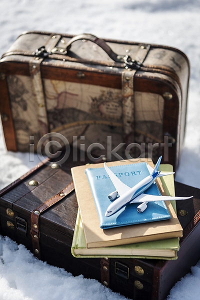 사람없음 JPG 포토 겨울 눈(날씨) 눈덮임 비행기 비행기모형 새해 설원 야외 여권 여행 여행가방 여행용품 오브젝트 주간 책 해외여행