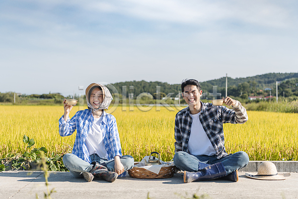 20대 남자 두명 성인 성인만 여자 한국인 JPG 앞모습 포토 가을(계절) 귀농 논 농부 농사 농촌 들기 마시기 막걸리 막걸리잔 미소(표정) 밀짚모자 부부 새참 소쿠리 앉기 야외 양은주전자 여주(지역) 전신 전원생활 주간 찡그림
