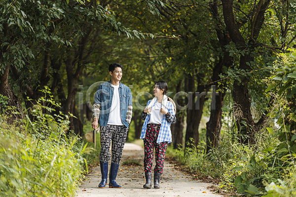 산책 함께함 휴식 20대 남자 두명 성인 성인만 여자 한국인 JPG 앞모습 포토 가을(계절) 걷기 귀농 나무 농부 농촌 들기 미소(표정) 밀짚모자 야외 여주(지역) 오솔길 전신 전원생활 주간 주머니손 커플