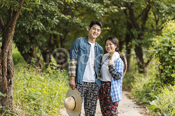 산책 함께함 휴식 20대 남자 두명 성인 성인만 여자 한국인 JPG 앞모습 옆모습 포토 가을(계절) 귀농 농부 농촌 들기 미소(표정) 밀짚모자 상반신 야외 여주(지역) 오솔길 응시 전원생활 주간 커플