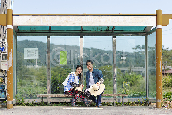 함께함 휴식 20대 남자 두명 성인 성인만 여자 한국인 JPG 앞모습 옆모습 포토 가을(계절) 귀농 농부 농촌 미소(표정) 밀짚모자 버스정류장 앉기 야외 여주(지역) 응시 전신 전원생활 주간 커플