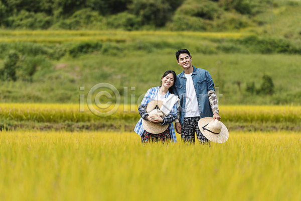 함께함 휴식 20대 남자 두명 성인 성인만 여자 한국인 JPG 앞모습 포토 가을(계절) 귀농 기댐 논 농부 농촌 들기 미소(표정) 밀짚모자 벼 상반신 야외 여주(지역) 응시 전원생활 주간 커플