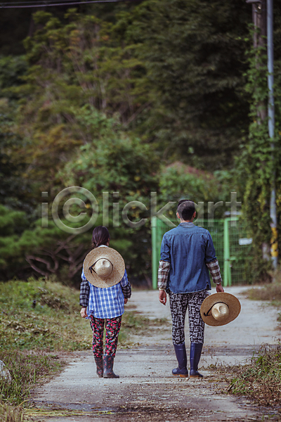 산책 함께함 휴식 20대 남자 두명 성인 성인만 여자 한국인 JPG 뒷모습 포토 가을(계절) 걷기 귀농 농부 농촌 들기 밀짚모자 야외 여주(지역) 전신 전원생활 주간 커플