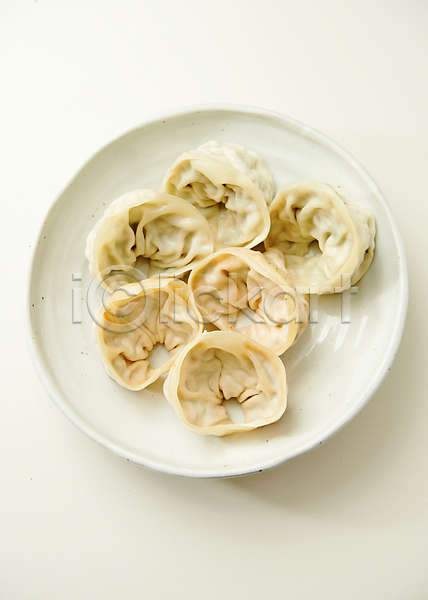 사람없음 JPG 포토 하이앵글 기호식품 김치만두 담기 만두 스튜디오촬영 식재료 실내 접시 흰배경