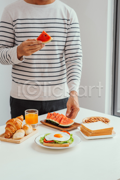 남자 성인 성인남자한명만 한명 JPG 앞모습 포토 해외이미지 들기 빵 상반신 수박 식빵 식사 실내 오렌지주스 오픈샌드위치