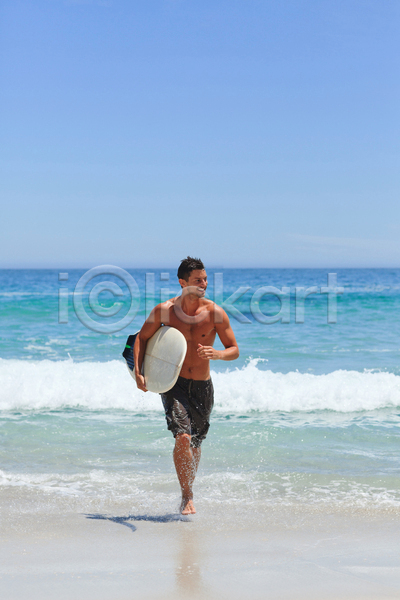남자 성인 성인남자한명만 한명 JPG 앞모습 포토 해외이미지 달리기 들기 바다 서핑 서핑보드 수영복 야외 응시 전신 주간 파도 해변