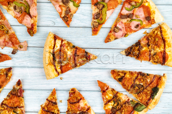 사람없음 JPG 포토 해외이미지 나무배경 다양 실내 종류 콤비네이션피자 패스트푸드 피자 피자조각