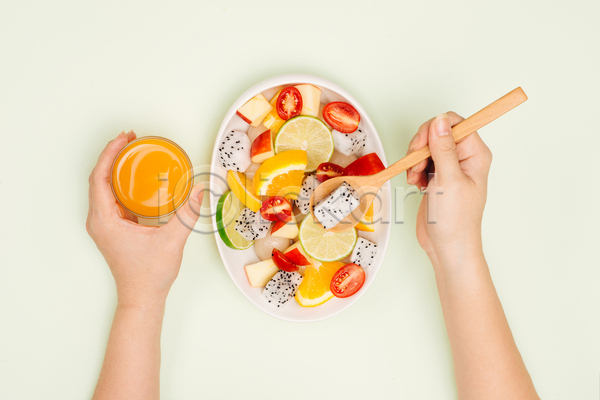 달콤 신체부위 JPG 포토 해외이미지 과일 과일샐러드 들기 샐러드 숟가락 오렌지 잔 잡기 조각 플랫