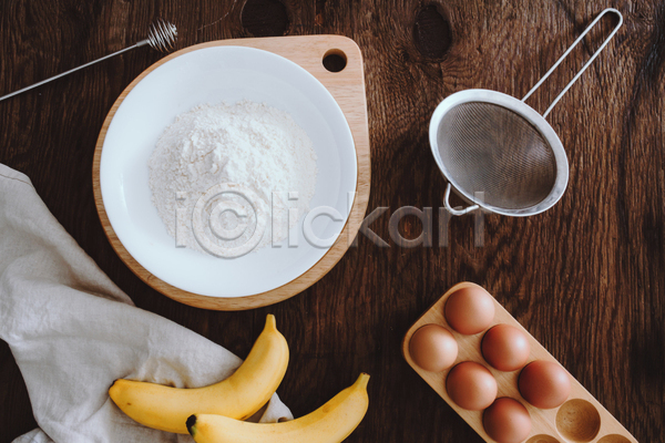 사람없음 JPG 포토 해외이미지 계란 나무배경 밀가루 바나나 실내 재료 접시 제빵 채망 천(직물) 허니디퍼