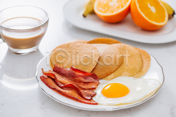 사람없음 JPG 포토 해외이미지 계란프라이 라떼 미국음식 베이컨 실내 아침식사 오렌지 접시 커피잔 팬케이크 흰배경