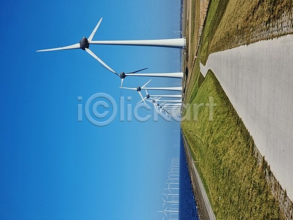 지구온난화 사람없음 JPG 포토 해외이미지 개발 네덜란드 농장 바다 바람 발전기 방앗간 밭 산업 생태계 생태학 세대 에너지 유지 재활용 초록색 파란색 풍경(경치) 풍력에너지 풍차 하늘 해변 환경 흰색 힘