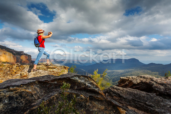 사람 여자 한명 JPG 포토 해외이미지 계곡 구름(자연) 그림 산 서기 암초 여행객 절벽 파노라마 풍경(경치) 핸드폰 호주 휴가
