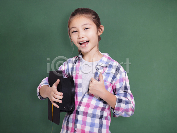 스마트 행복 10대 십대여자한명만 여자 한명 JPG 앞모습 포토 해외이미지 가방 들기 미소(표정) 상반신 셔츠 체크무늬 초록배경 최고 학사모 학생