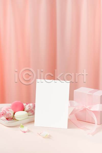 사람없음 JPG 포토 해외이미지 꽃 마카롱 목업 선물상자 세계여성의날 실내 어머니의날 쟁반 카드(감사) 탁자